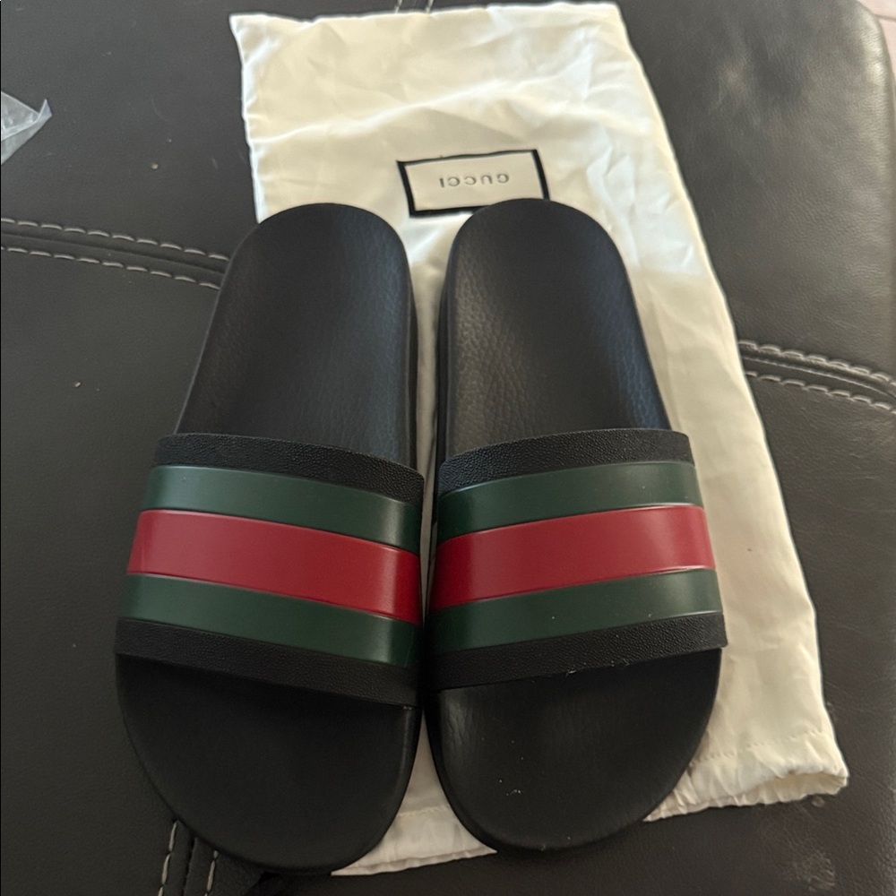 Gucci Men's Black Slides with Green and Red Bands